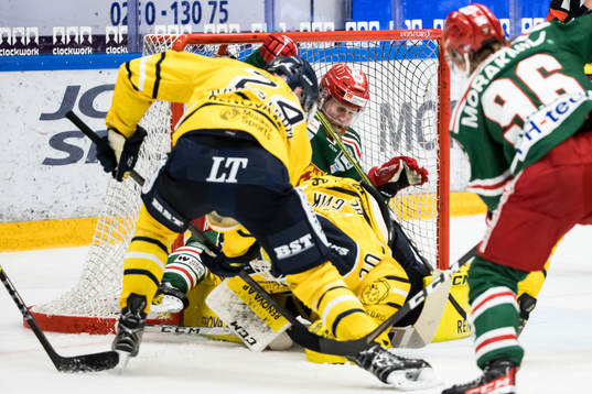 Moras Daniel Ljungren i målet bakom Södertäljes målvakt