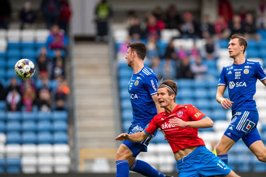 Helsingborgs Wilhelm Loeper faller i sexton meters område