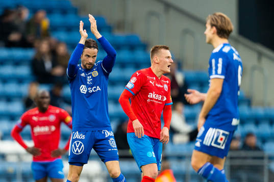 Sundsvalls Linus Hallenius jublar medan Helsingborgs Rasmus
