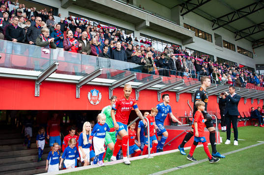 Helsingborgs och Sundsvalls spelare gör entré
