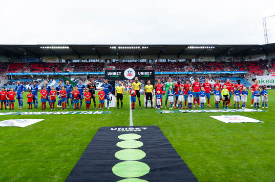 Helsingborgs och Sundsvalls spelare med domarna Anders