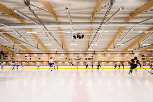 s spelare värmer upp innan ishockeymatchen i SDHL mellan