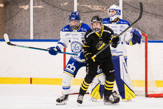 Leksands Ida Karlsson och målvakt Amanda Johansson