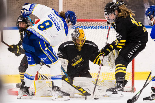 s målvakt Minatsu Muraseunder ishockeymatchen i SDHL
