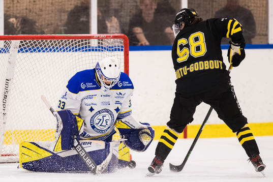 Leksands målvakt Amanda Johansson räddar en straff från