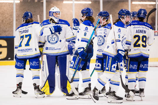 Leksands Celine Tardif, målvakt Amanda Johansson och Ella