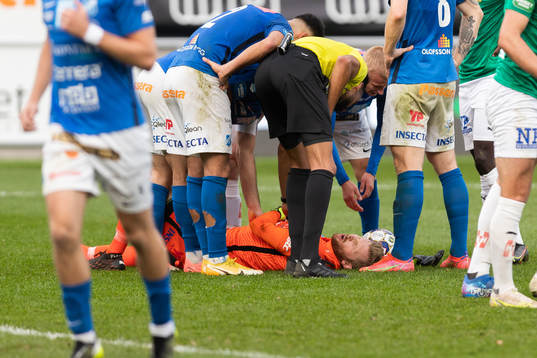 Norrbys målvakt Anton Cajtoft ligger på marken