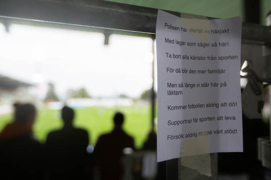 En papperslapp som sitter fasttejpad på supporterläktaren