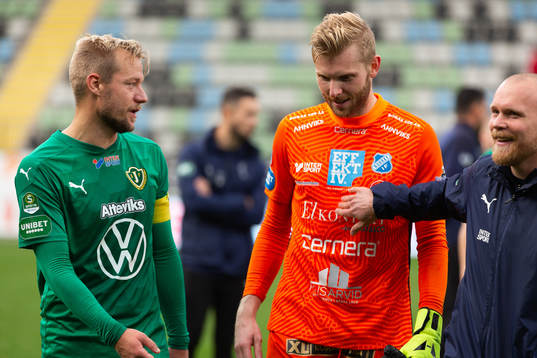 Jönköpings Sebastian Crona och Norrbys målvakt Anton