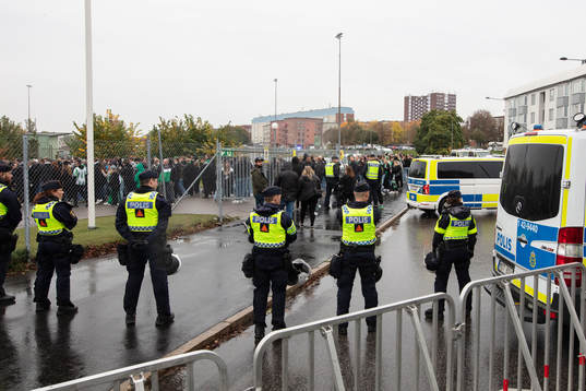 Polisavspärrningar före fotbollsmatchen i Allsvenskan