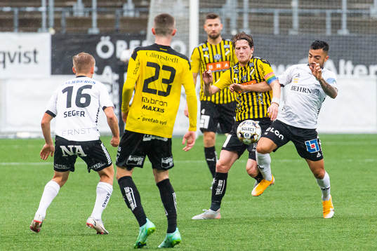 Häckens Erik Friberg och Örebros Jiloan Hamad