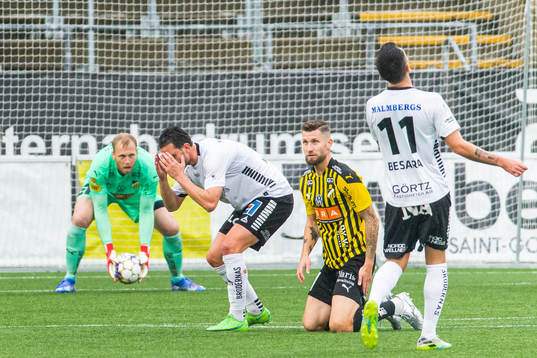 Örebros Agon Mehmeti och Häckens Joona Toivio deppar