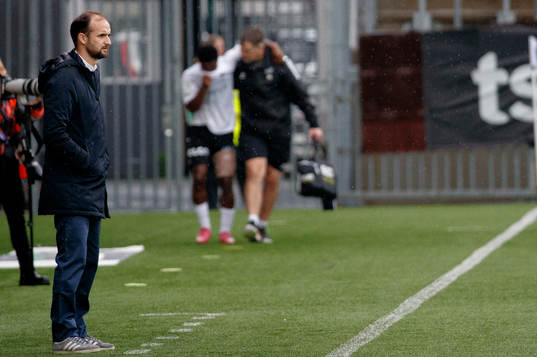 Örebros tränare Vitor Gazimba deppar