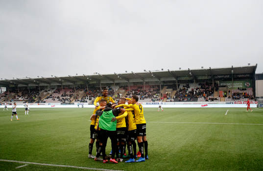 Jubel vid Häckens Leo Bengtsson 0-2 mål