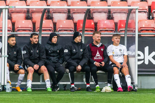 Örebros Jiloan Hamad, målvakt Bobby Allain och Dennis