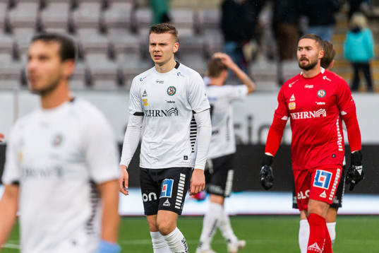 Örebros Jake Larsson och målvakt Mergim Krasniqi deppar