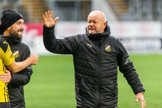 Häckens tränare Per-Mathias Högmo jublar