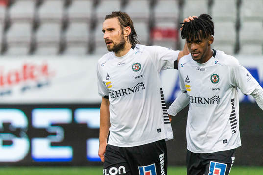 Örebros Kevin Walker och Rickard Emeka Friday deppar