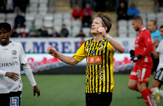 Häckens Erik Friberg jublar vid slutsignalen