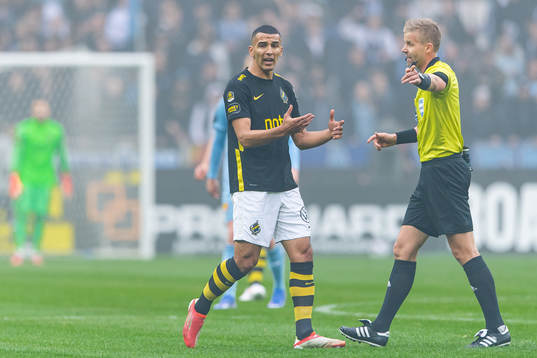s Nabil Bahoui i diskussion med domare Glenn Nyberg