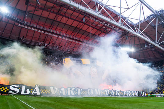 s supportrar med ett tifo