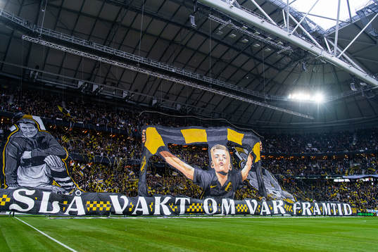 s supportrar med ett tifo