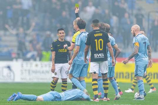 s Nicolas Stefanelli får gult kort av domare Glenn Nyberg