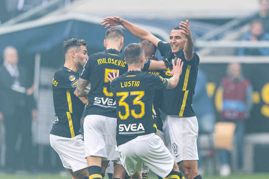 s Nicolas Stefanelli jublar med lagkamrater