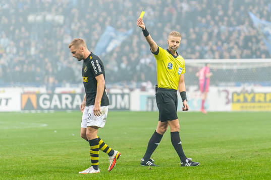 s Sebastian Larsson varnas av domare Glenn Nyberg
