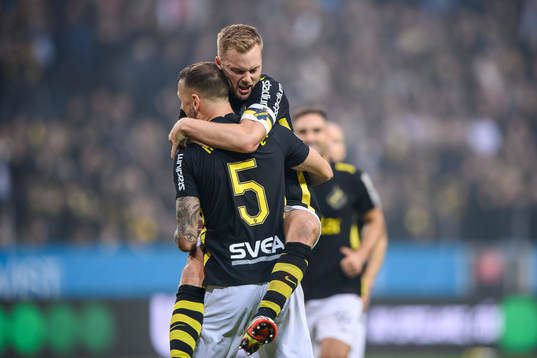 s Alexander Milosevic och Sebastian Larsson jublar