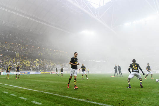 s Mikael Lustig värmer upp