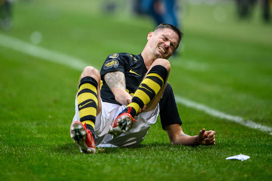 s Mikael Lustig har ont
