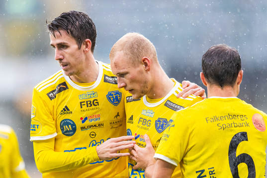 Falkenbergs Adam Bergmark Wiberg jublar med lagkamrater