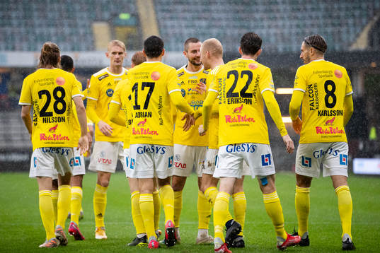 Falkenbergs Adam Bergmark Wiberg jublar med lagkamrater
