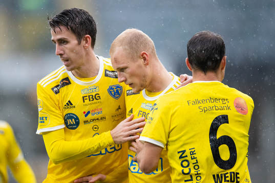 Falkenbergs Adam Bergmark Wiberg jublar med lagkamrater