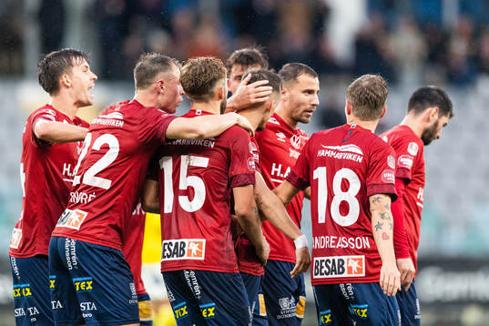 Örgrytes Ajdin Zeljkovic jublar med lagkamrater