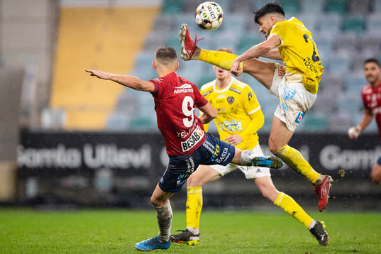 Falkenbergs Mahmut Özen styr bort en målchans för