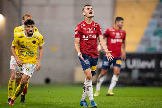 Örgrytes Ajdin Zeljkovic reagerar på en missad målchans