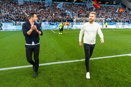 s Rasmus Bengtsson och Behrang Safari tackas av