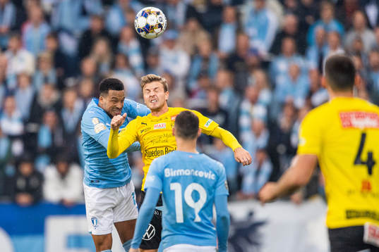 Malmö FFs Martin Olsson och Mjällbys Joel Nilsson
