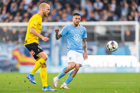 Mjällbys Viktor Gustafson och Malmö FFs Sergio Pena och