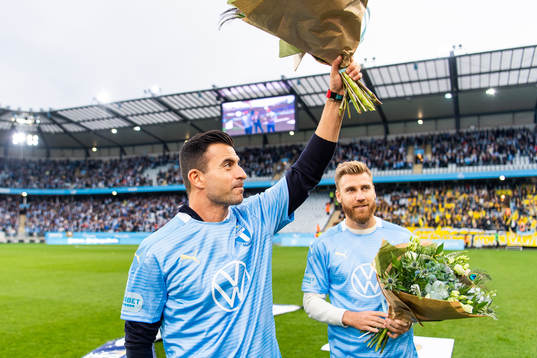 s Rasmus Bengtsson och Behrang Safari tackas av