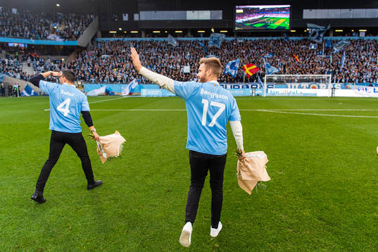 s Rasmus Bengtsson och Behrang Safari tackas av