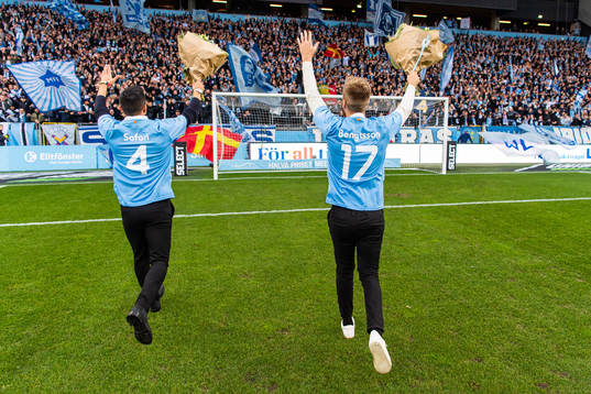 s Rasmus Bengtsson och Behrang Safari tackas av