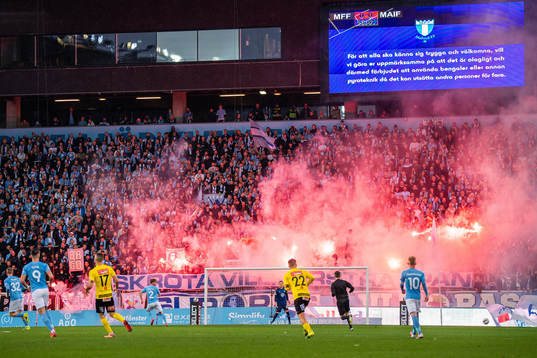Malmö FFs supportrar med bengaler