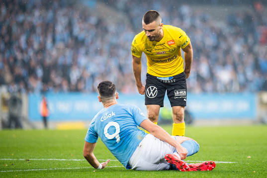 Mjällbys Carlos Moros Gracia reagerar mot Malmö FFs