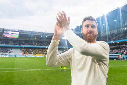 s Rasmus Bengtsson tackas av