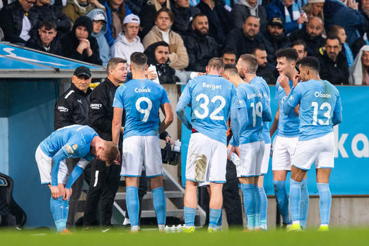 Malmö FFs huvudtränare Jon Dahl Tomasson pratar med