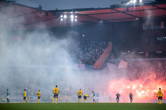 Matchen pausas på grund av röken ffrån bengaler