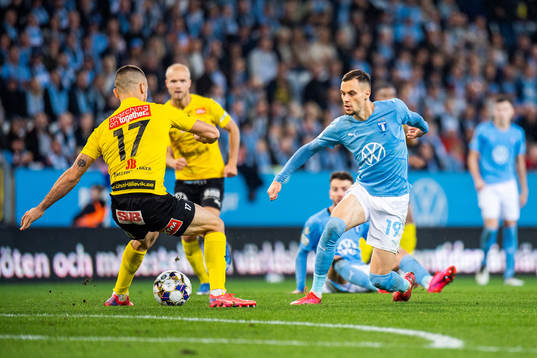 Malmö FFs Veljko Birmancevic och Mjällbys Carlos Moros